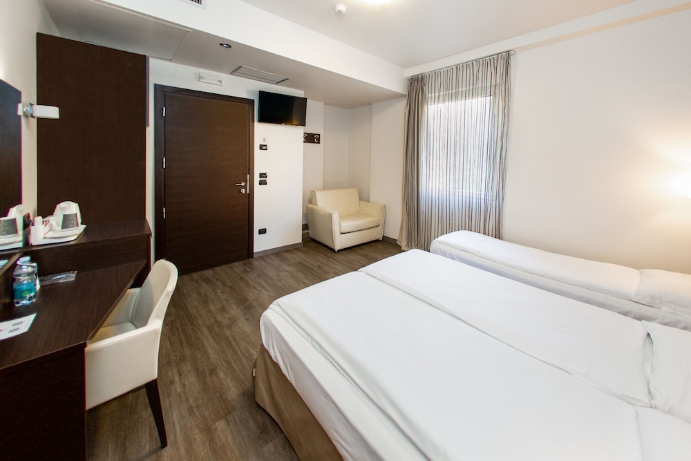 Hotel Bonotto — Hotel rooms in Desenzano del Garda, Lombardy