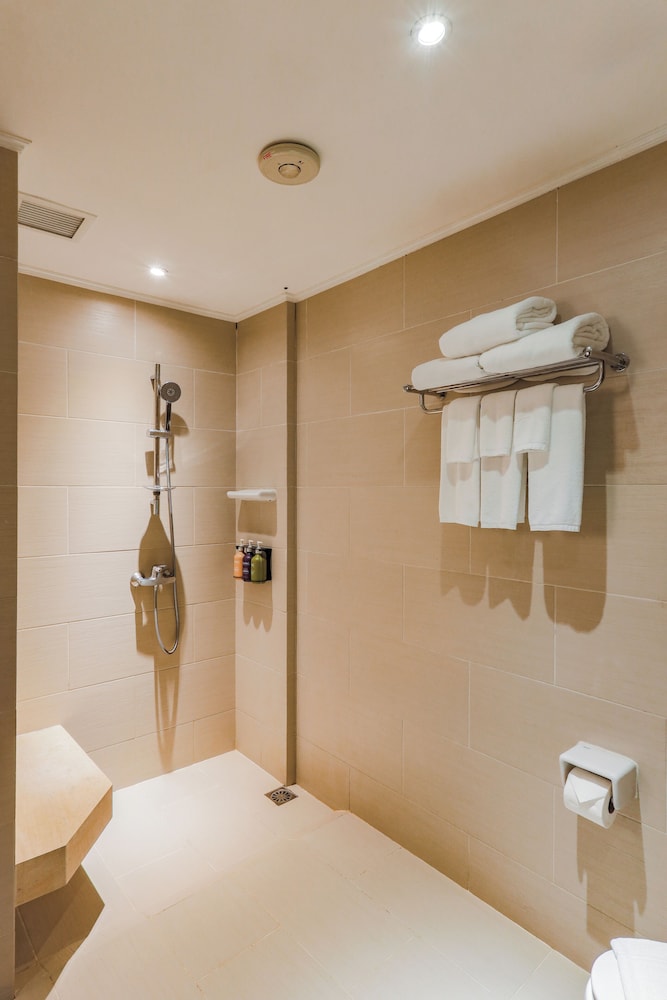 Holiday Inn Resort Phuket Surin Beach by IHG — Hotel rooms in Bang Tao Beach, Phuket Province