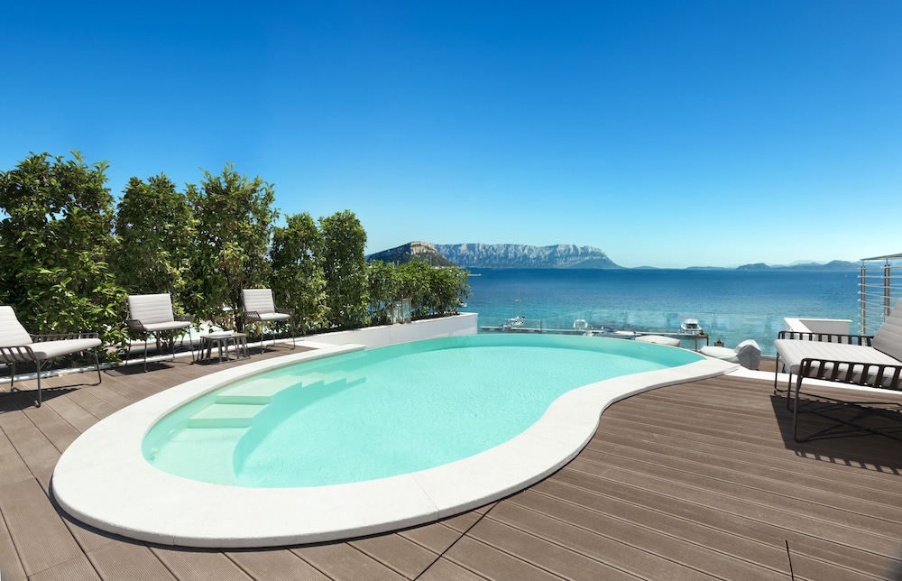 Gabbiano Azzurro Hotel & Suites — Swimming pool in Golfo Aranci, Sardinia