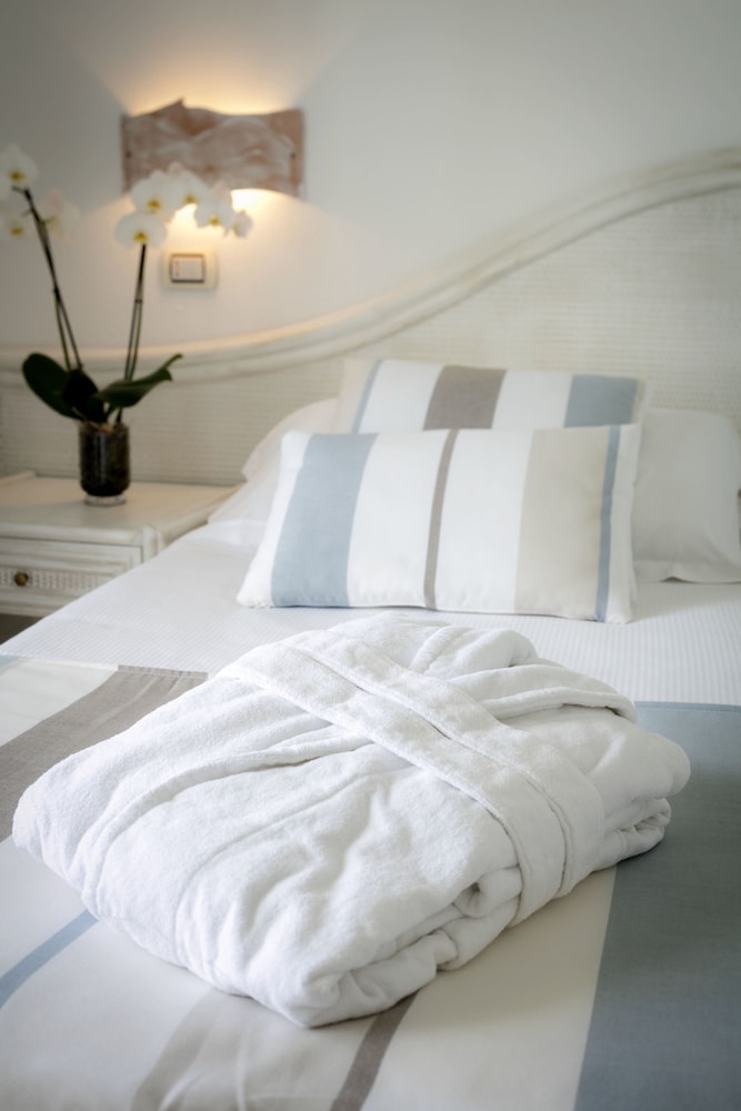 Gabbiano Azzurro Hotel & Suites — Hotel rooms in Golfo Aranci, Sardinia