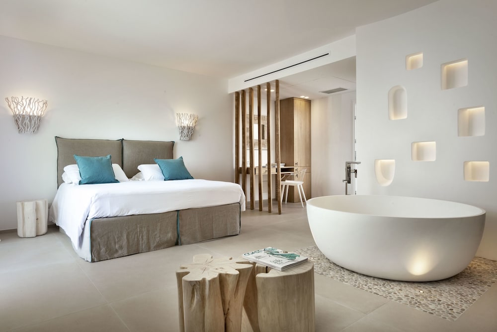 Gabbiano Azzurro Hotel & Suites — Hotel rooms in Golfo Aranci, Sardinia
