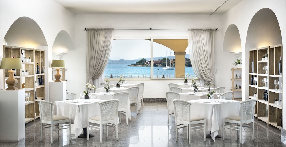 Gabbiano Azzurro Hotel & Suites — Restaurant & bars in Golfo Aranci, Sardinia