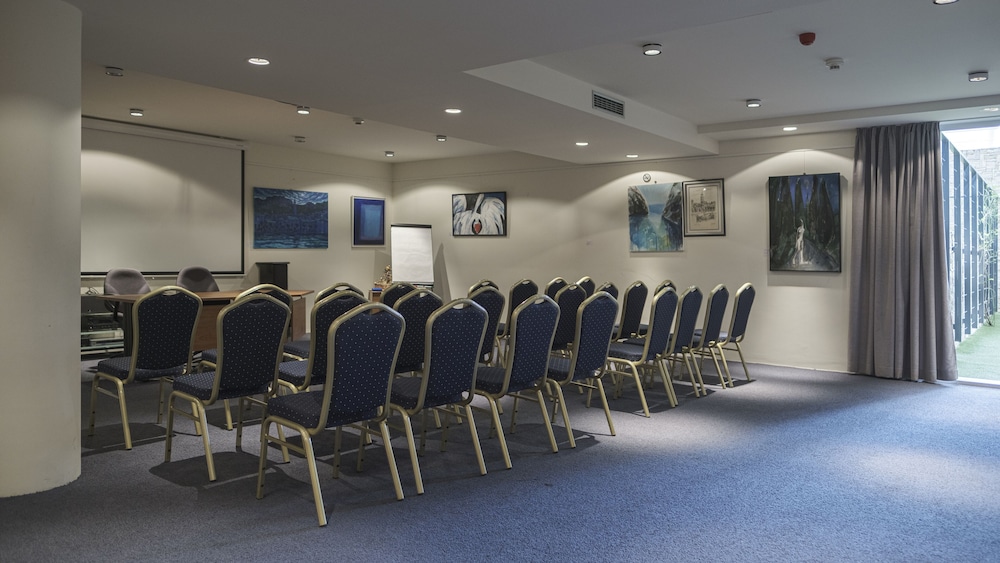 Hotel Split — Hotel building in Podstrana, Split-Dalmatia