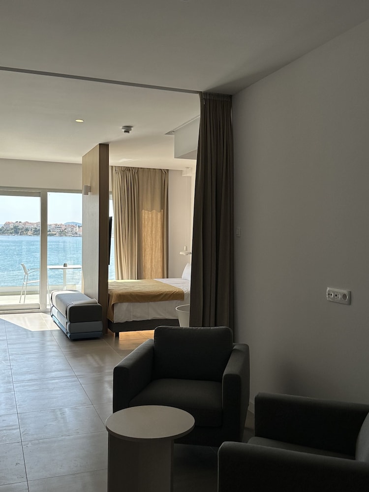 Hotel Split — Hotel rooms in Podstrana, Split-Dalmatia