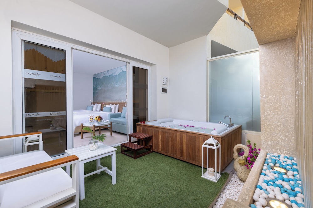 Amwaj Oyoun Resort & Casino — Hotel rooms in Sharm El Sheikh, Red Sea