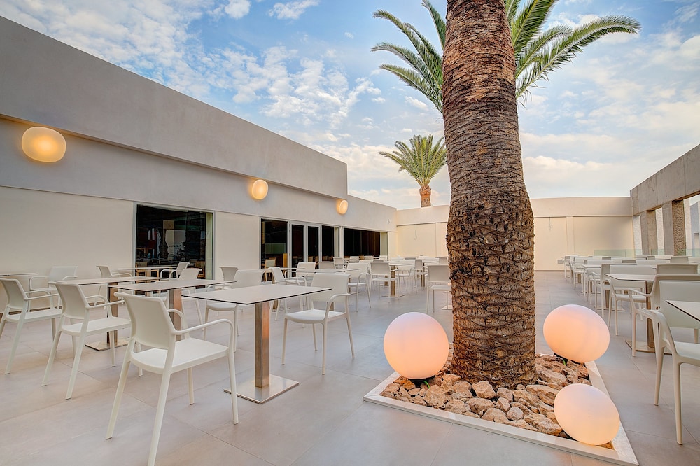 SBH Monica Beach Hotel — Restaurant & bars in Costa Calma, Canary Islands