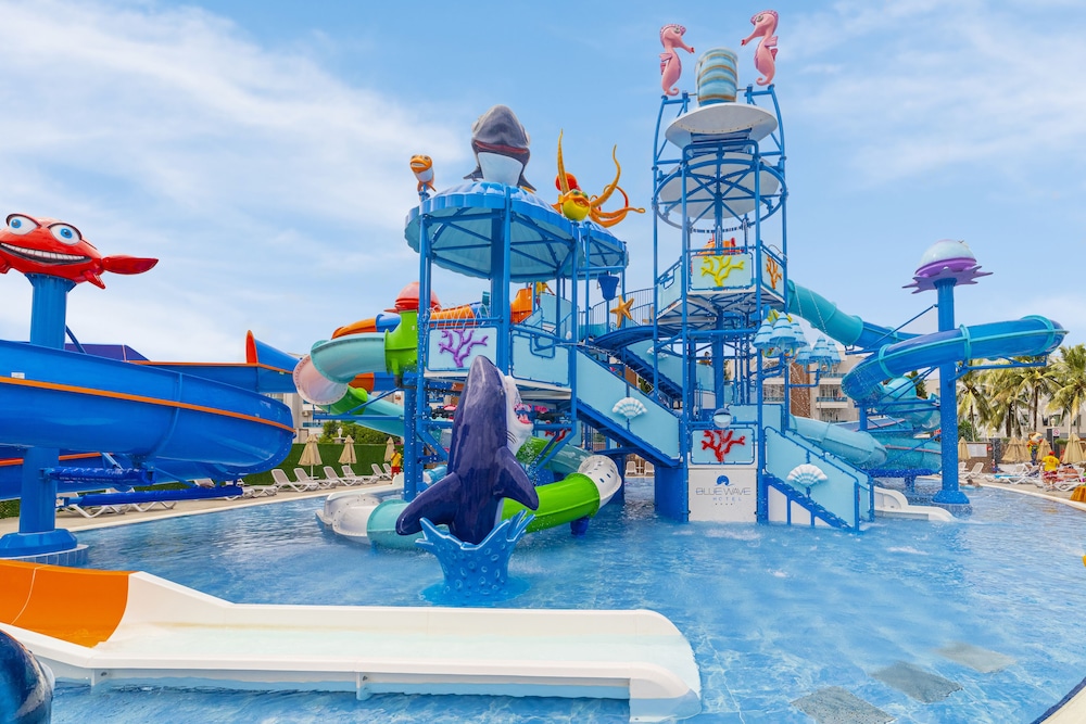 Blue Wave Suite Hotel - All Inclusive — Swimming pool in Alanya