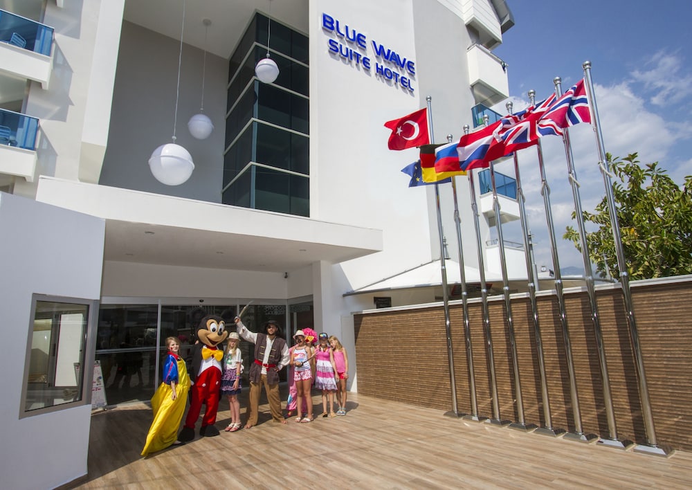 Blue Wave Suite Hotel - All Inclusive — Hotel building in Alanya