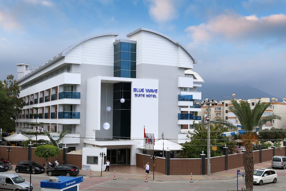Blue Wave Suite Hotel - All Inclusive — Hotel building in Alanya