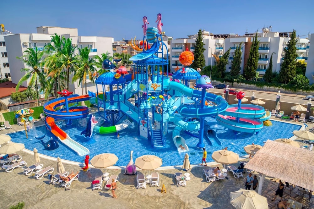 Blue Wave Suite Hotel - All Inclusive — Swimming pool in Alanya