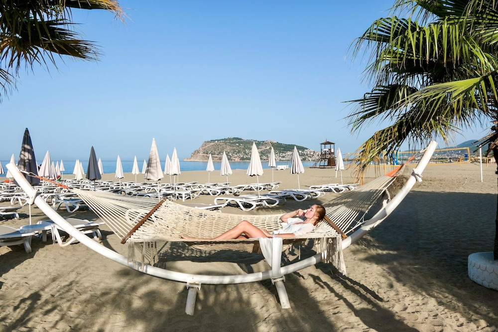 Blue Wave Suite Hotel - All Inclusive — Beach in Alanya