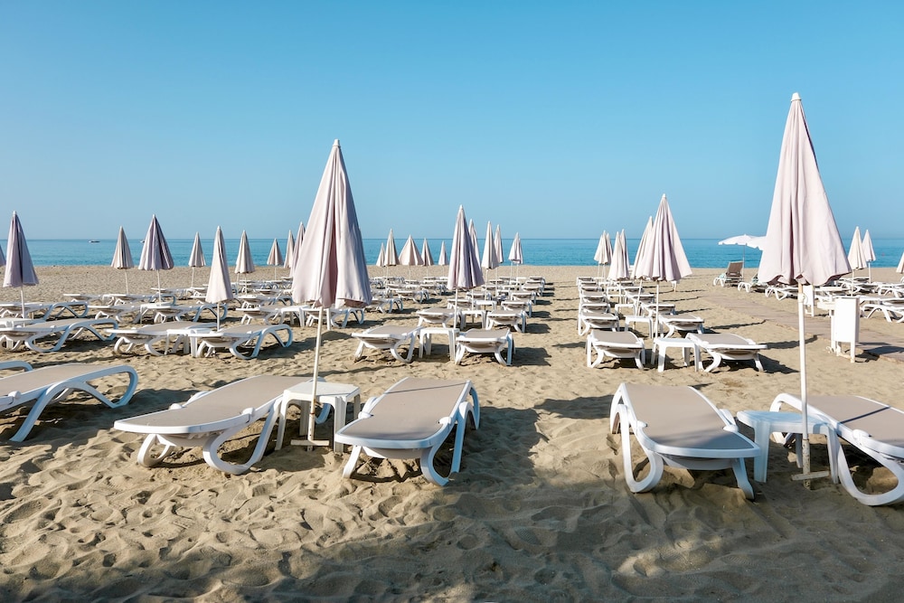 Blue Wave Suite Hotel - All Inclusive — Beach in Alanya