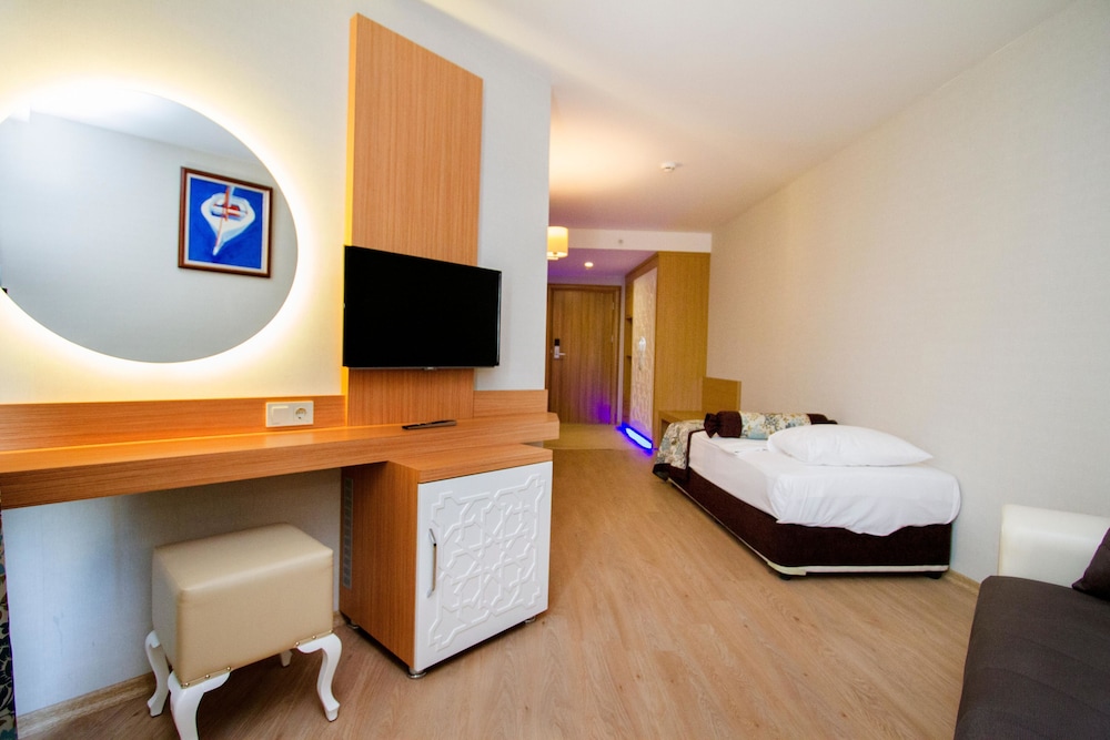 Blue Wave Suite Hotel - All Inclusive — Hotel rooms in Alanya