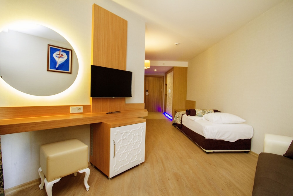 Blue Wave Suite Hotel - All Inclusive — Hotel rooms in Alanya
