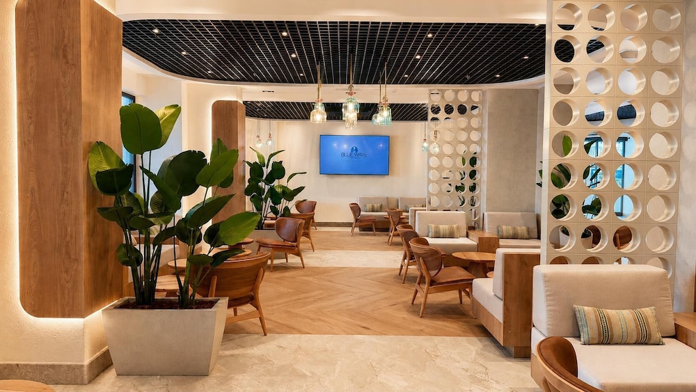 Blue Wave Suite Hotel - All Inclusive — Hotel building in Alanya