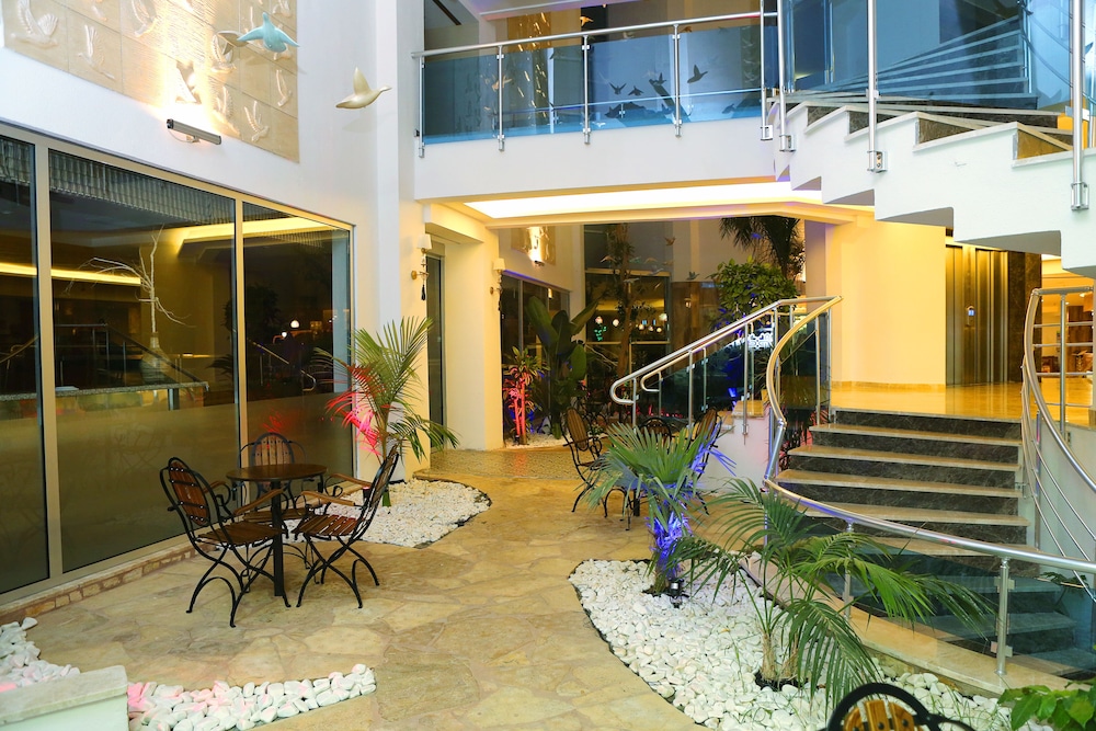 Blue Wave Suite Hotel - All Inclusive — Hotel building in Alanya
