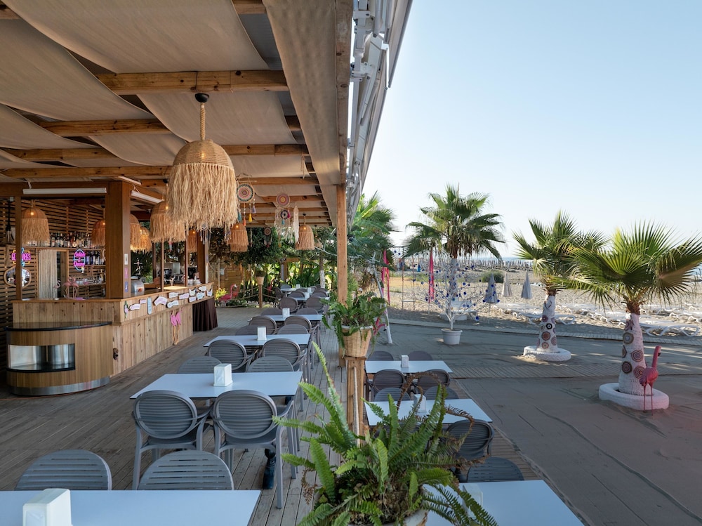 Blue Wave Suite Hotel - All Inclusive — Restaurant & bars in Alanya