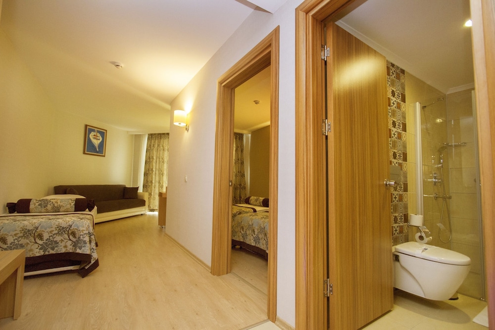 Blue Wave Suite Hotel - All Inclusive — Hotel rooms in Alanya