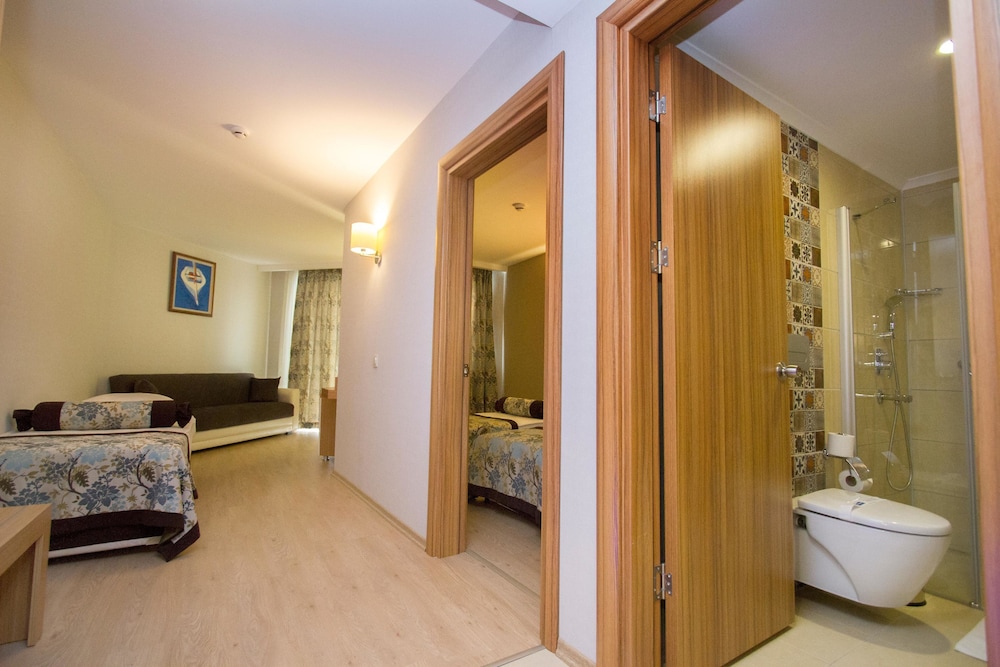 Blue Wave Suite Hotel - All Inclusive — Hotel rooms in Alanya