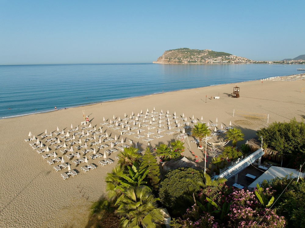 Blue Wave Suite Hotel - All Inclusive — Beach in Alanya