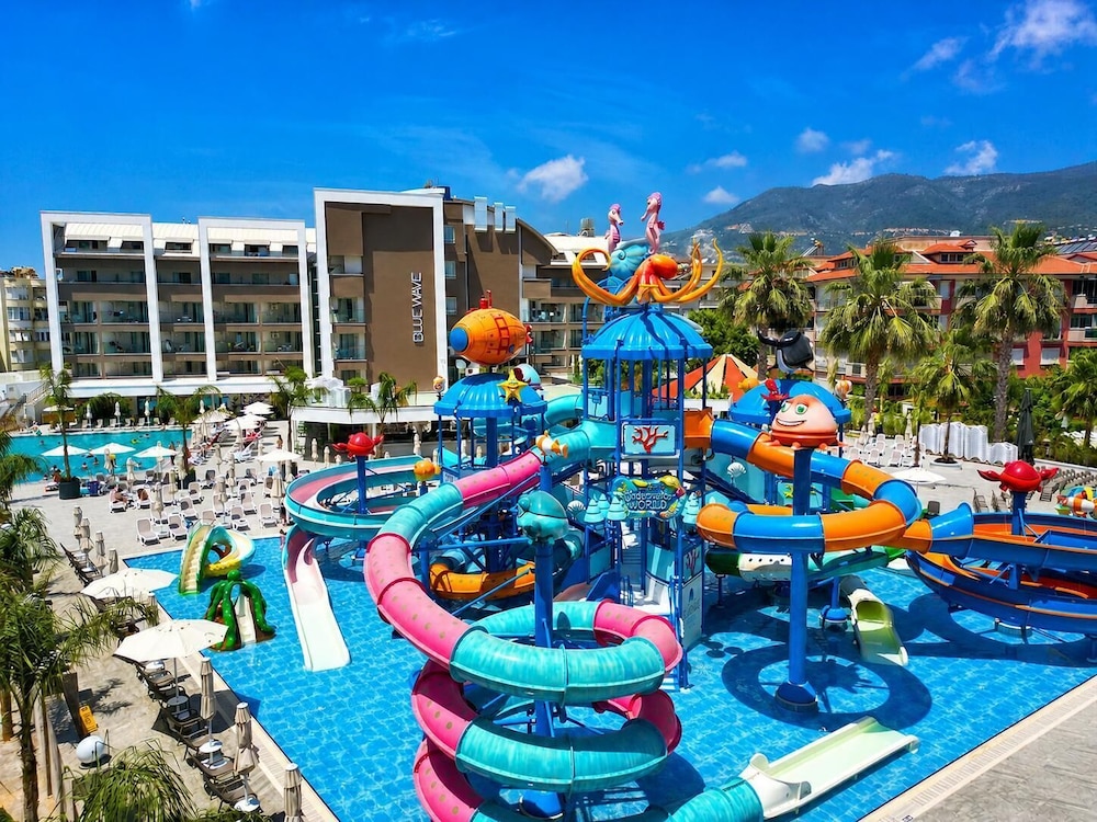 Blue Wave Suite Hotel - All Inclusive — Main photo in Alanya