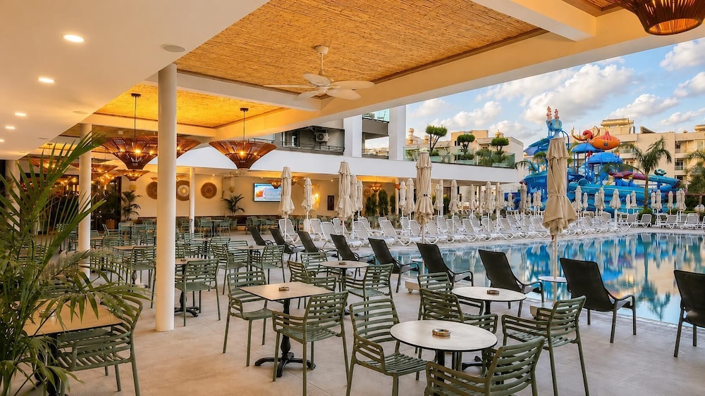 Blue Wave Suite Hotel - All Inclusive — Restaurant & bars in Alanya