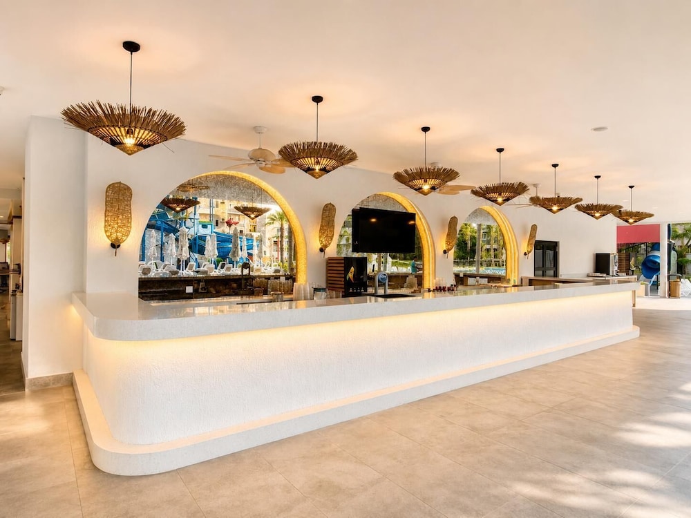 Blue Wave Suite Hotel - All Inclusive — Restaurant & bars in Alanya