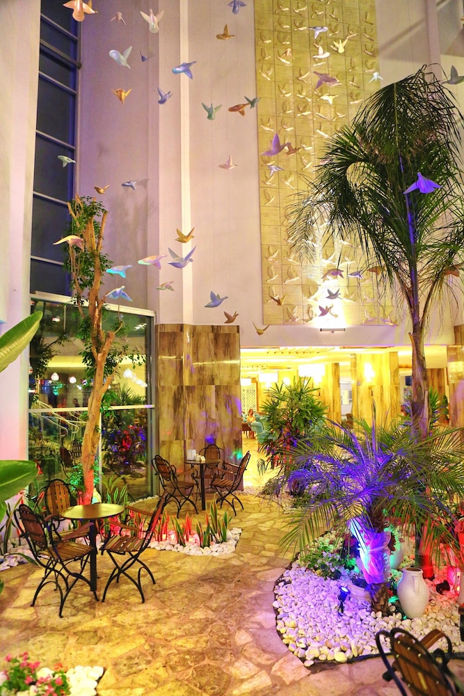 Blue Wave Suite Hotel - All Inclusive — Hotel building in Alanya