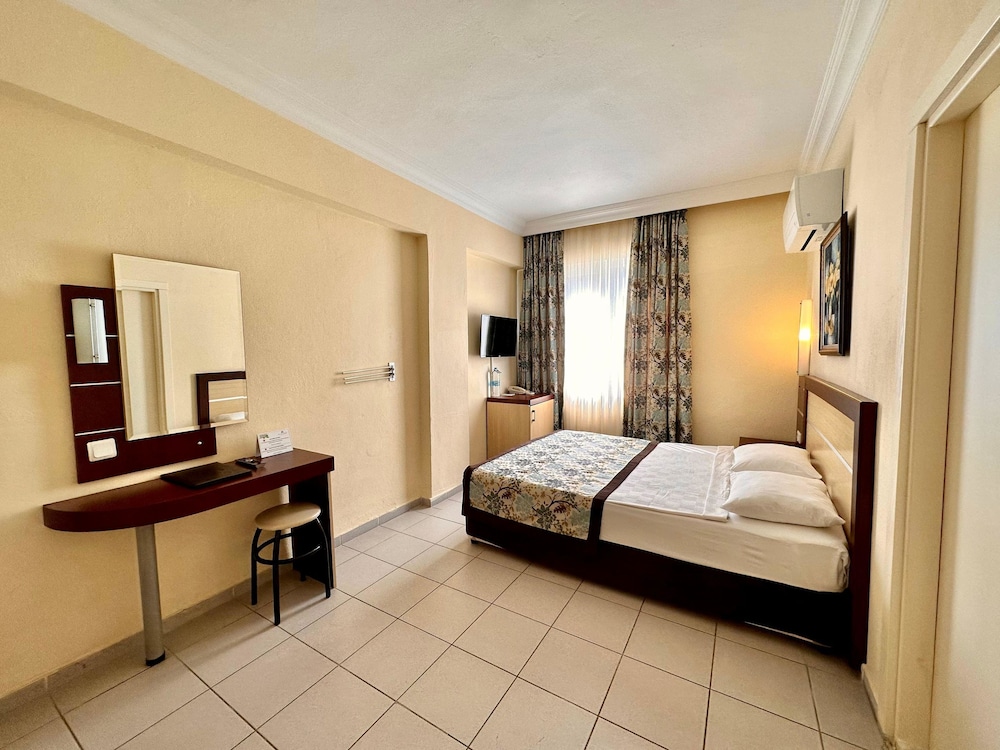 Blue Wave Suite Hotel - All Inclusive — Hotel rooms in Alanya