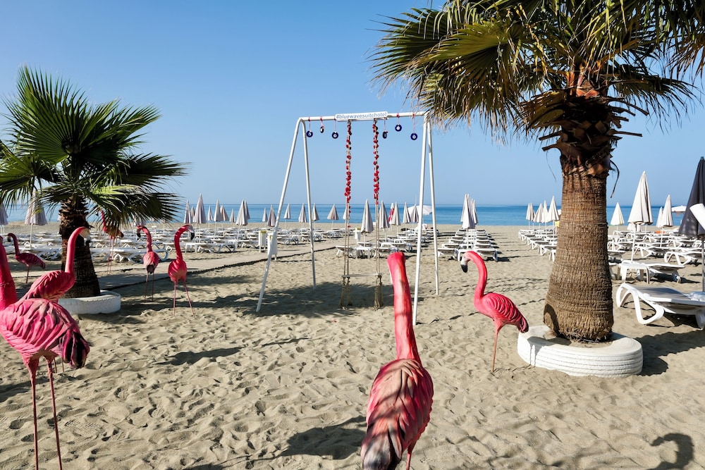 Blue Wave Suite Hotel - All Inclusive — Beach in Alanya
