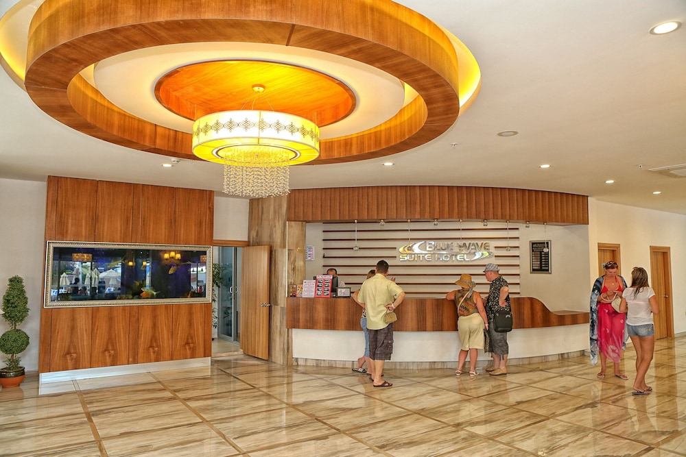 Blue Wave Suite Hotel - All Inclusive — Hotel building in Alanya