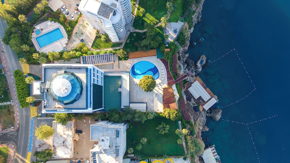 Delta Hotels Antalya Lara — Swimming pool in Antalya