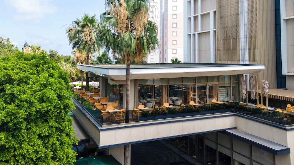 Delta Hotels Antalya Lara — Restaurant & bars in Antalya