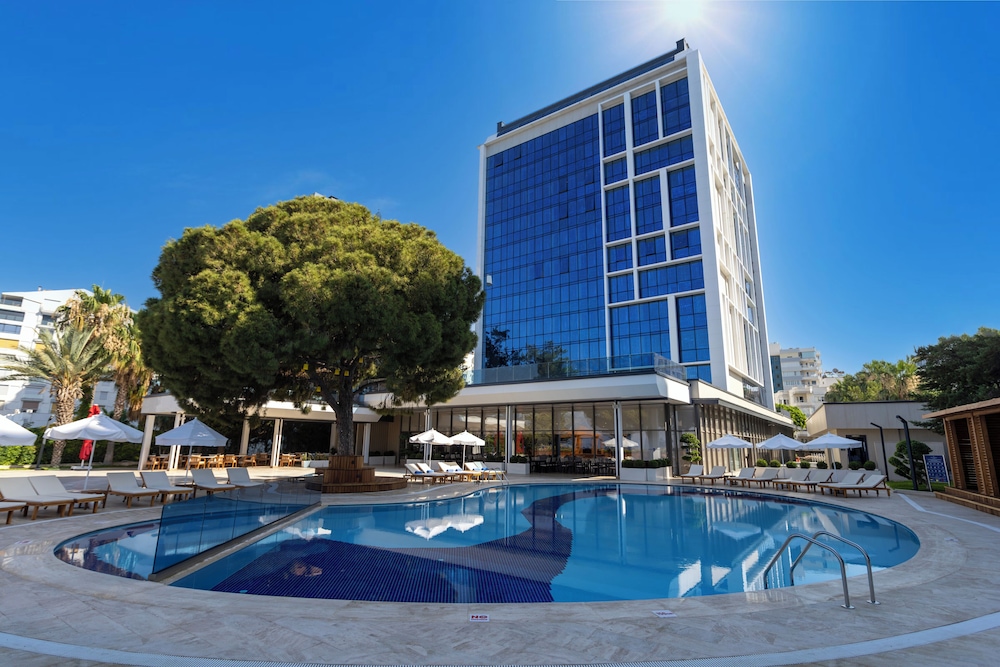 Delta Hotels Antalya Lara — Swimming pool in Antalya