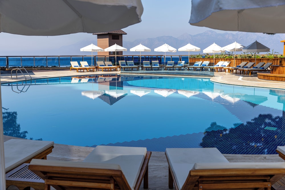 Delta Hotels Antalya Lara — Swimming pool in Antalya