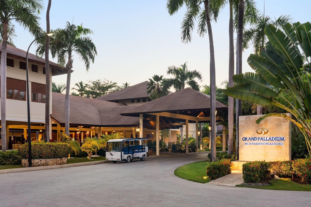 Grand Palladium Palace Resort Spa & Casino - All Inclusive — Hotel building in Bavaro, La Altagracia