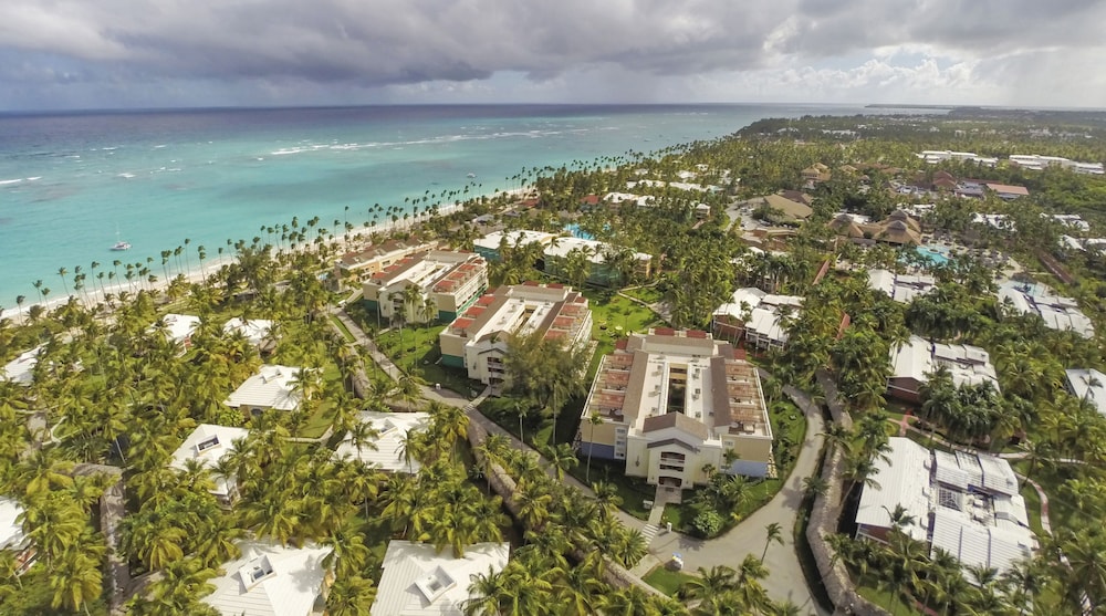 Grand Palladium Palace Resort Spa & Casino - All Inclusive — Hotel building in Bavaro, La Altagracia