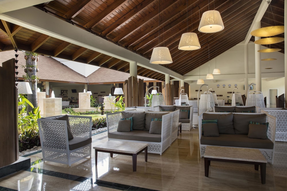 Grand Palladium Palace Resort Spa & Casino - All Inclusive — Hotel building in Bavaro, La Altagracia