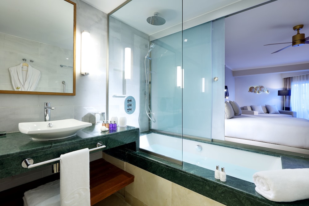 Grand Palladium Palace Resort Spa & Casino - All Inclusive — Hotel rooms in Bavaro, La Altagracia