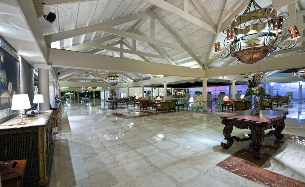 Iberostar Waves Dominicana - All Inclusive — Hotel building in Bavaro, La Altagracia