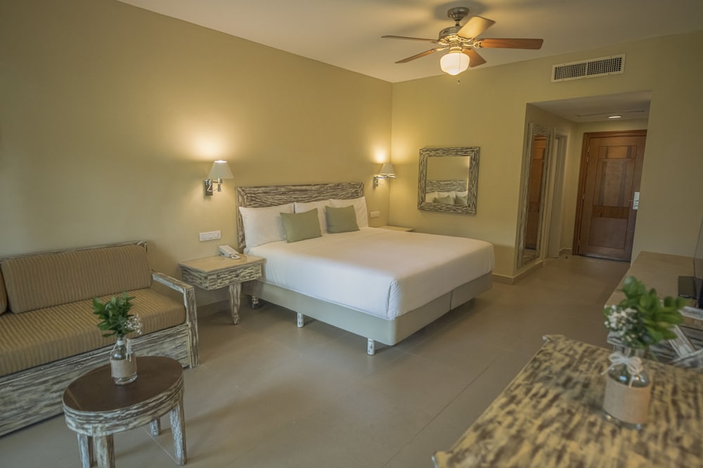 Iberostar Waves Dominicana - All Inclusive — Hotel rooms in Bavaro, La Altagracia