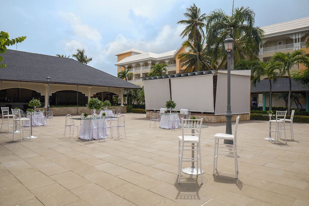 Iberostar Waves Dominicana - All Inclusive — Hotel building in Bavaro, La Altagracia