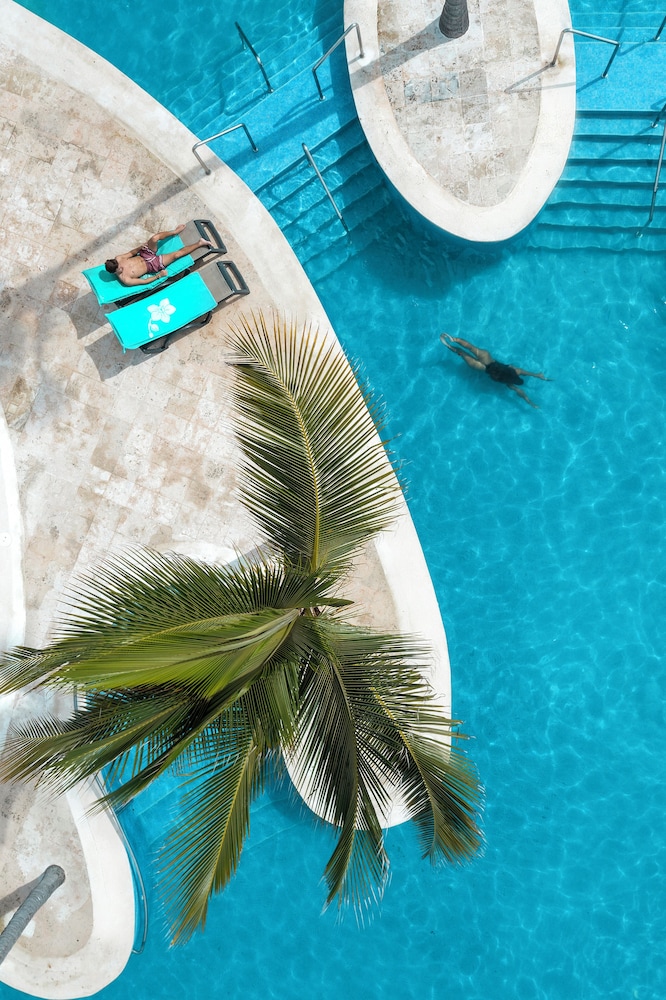Iberostar Waves Dominicana - All Inclusive — Swimming pool in Bavaro, La Altagracia