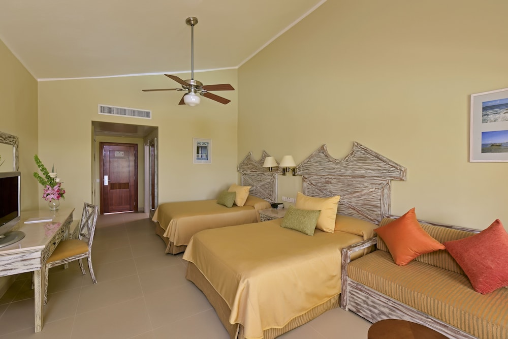 Iberostar Waves Dominicana - All Inclusive — Hotel rooms in Bavaro, La Altagracia