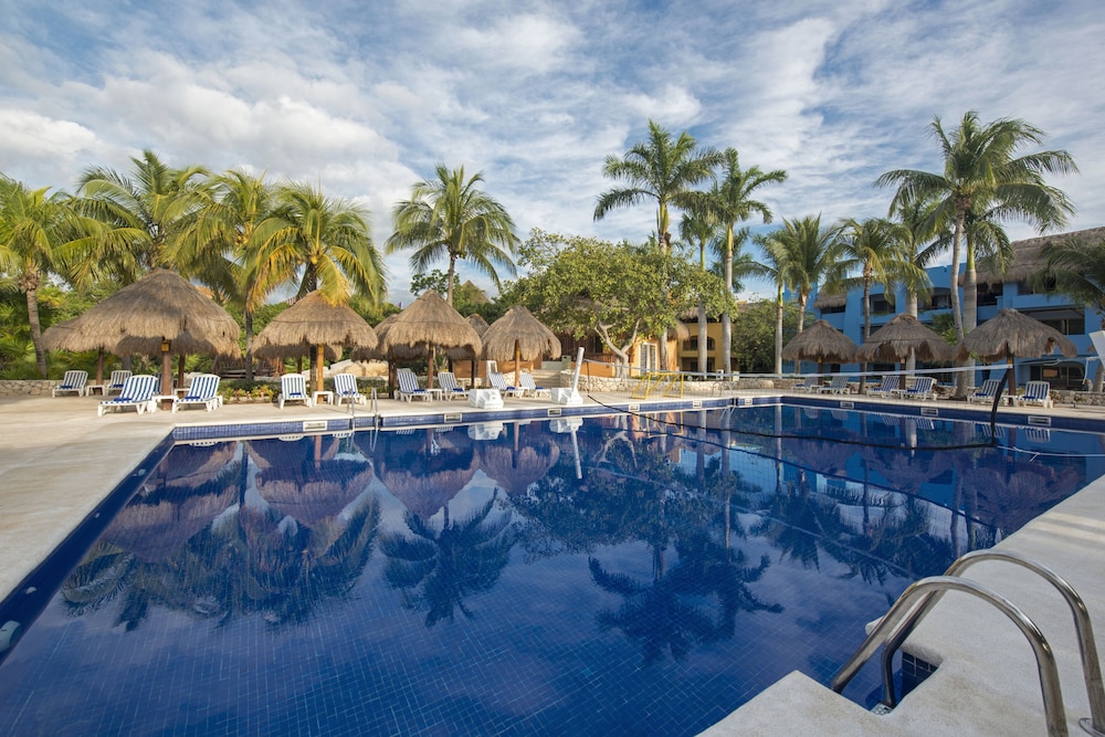 Iberostar Selection Paraíso Maya Suites - All Inclusive — Swimming pool in Playa del Carmen, Quintana Roo