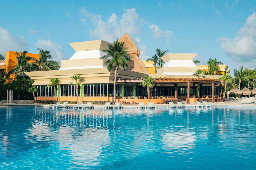 Iberostar Selection Paraíso Maya Suites - All Inclusive — Swimming pool in Playa del Carmen, Quintana Roo