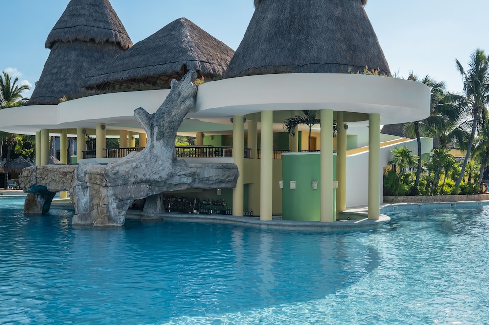 Iberostar Selection Paraíso Maya Suites - All Inclusive — Swimming pool in Playa del Carmen, Quintana Roo