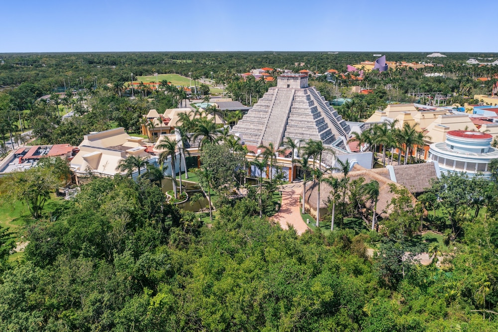 Iberostar Selection Paraíso Maya Suites - All Inclusive — Hotel building in Playa del Carmen, Quintana Roo