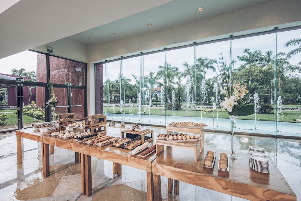 Iberostar Selection Paraíso Maya Suites - All Inclusive — Hotel building in Playa del Carmen, Quintana Roo