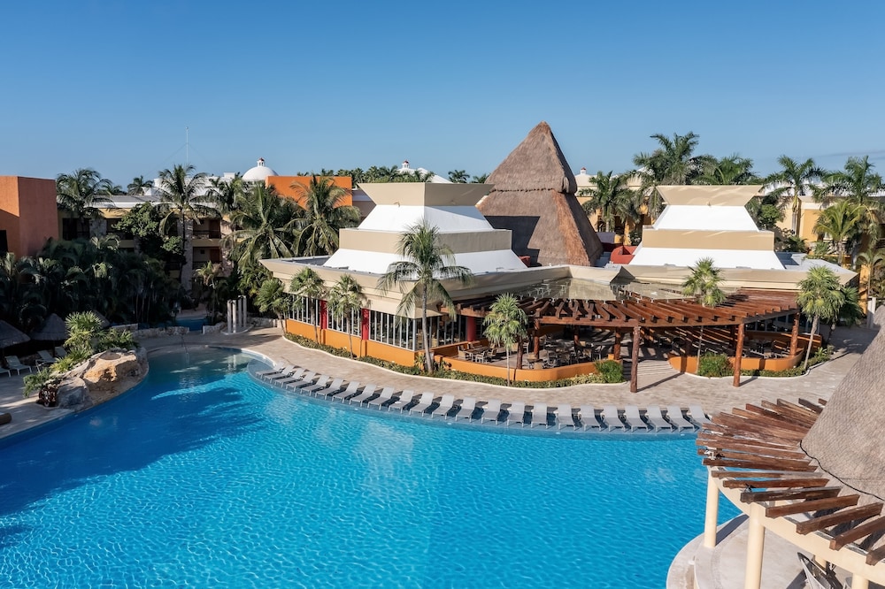Iberostar Selection Paraíso Maya Suites - All Inclusive — Swimming pool in Playa del Carmen, Quintana Roo